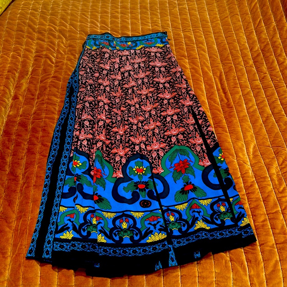 ANNA SUI 100% silk pleated skirt with side zip size 4